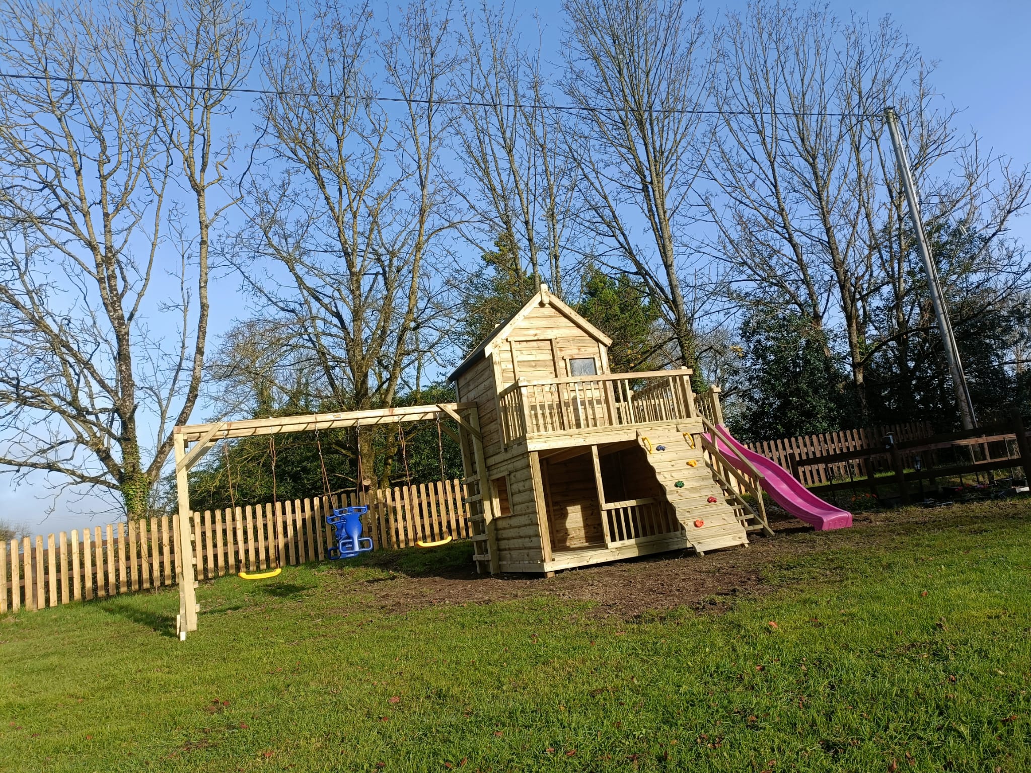 Otters Cottage Deluxe With 12ft Monkey Bars