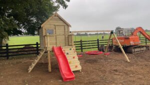 Raised playhouse & balcony swing Swing set2